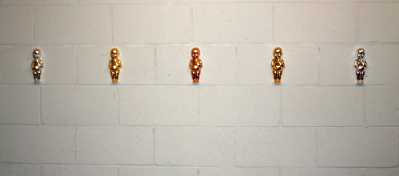 Martin von Ostrowski: Genien, 1990, Gips, Blattmetalle, je 21 x 9,5 x 6 cm, Ausstellung in der Galerie des Deutschen Künstlerbundes 21.09-28.10.1990