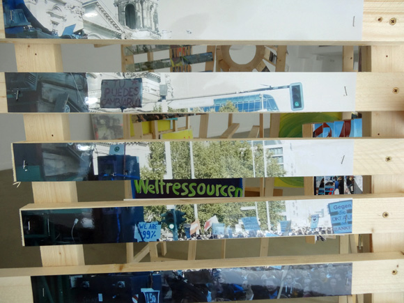 Martin von Ostrowski: P-Zickzack, 2017, Installation aus 4 Holzgittern (je 240x150x5 cm), 4 Ölgemälden (je 80x60cm), 
						5 in Streifen zerschnittenen Fotos (je 75x50 cm), 
						8 gefaltete Fotos (je 30x42 cm), 20 bemalte Kartonschilder,  
						Gesamtmaße der Installation: 240cm (Höhe), 400 cm (Länge), 150 cm (Tiefe)