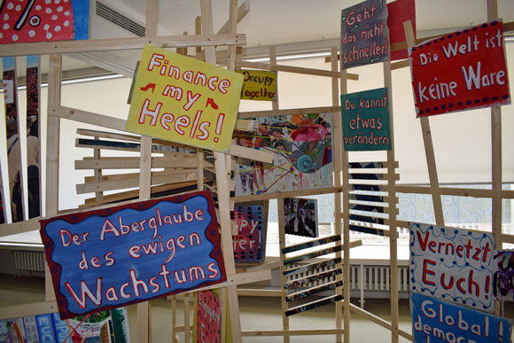 Martin von Ostrowski: P-Zickzack, 2017, Installation aus 4 Holzgittern (je 240x150x5 cm), 4 Ölgemälden (je 80x60cm), 
						5 in Streifen zerschnittenen Fotos (je 75x50 cm), 
						8 gefaltete Fotos (je 30x42 cm), 20 bemalte Kartonschilder,  
						Gesamtmaße der Installation: 240cm (Höhe), 400 cm (Länge), 150 cm (Tiefe)