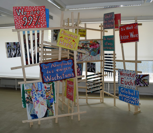 Martin von Ostrowski: P-Zickzack, 2017, Installation aus 4 Holzgittern (je 240x150x5 cm), 4 Ölgemälden (je 80x60cm), 
						5 in Streifen zerschnittenen Fotos (je 75x50 cm), 
						8 gefaltete Fotos (je 30x42 cm), 20 bemalte Kartonschilder,  
						Gesamtmaße der Installation: 240cm (Höhe), 400 cm (Länge), 150 cm (Tiefe)