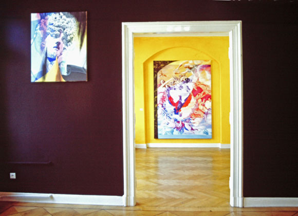 Schwarzer Raum mit Maske eines Sterbenden Krieger nach Andreas Schlüter (105x85cm) 
						und Blick ins gelbe Zimmer mit Allegorie auf das Haus Hohenzollern nach Augustin Terwesten (250 x 180cm)